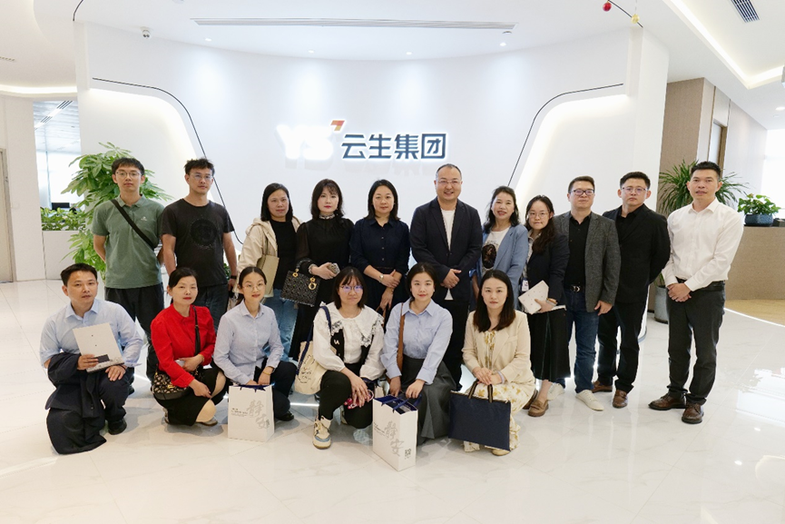 武汉人力资源服务协会秘书长黄春红一行莅临ag尊龙链接集团走访交流