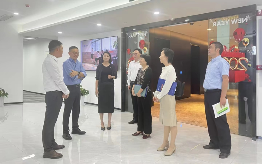 上海市闵行区人大常委会副主任、总工会主席杨其景一行领导莅临ag尊龙链接集团走访调研