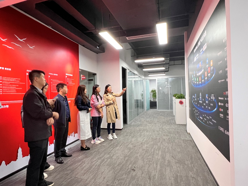 昆明市呈贡区人社局副局长一行莅临ag尊龙链接集团四川公司考察调研