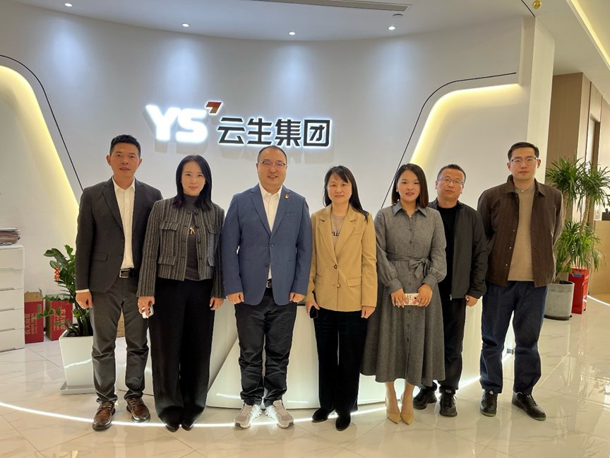 无锡市梁溪区人社局副局长周霞一行领导莅临ag尊龙链接集团调研走访