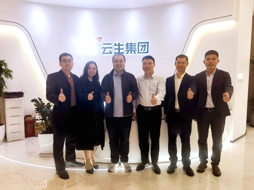 深圳市南山区工信局副局长陈深辉一行莅临ag尊龙链接集团调研走访