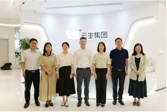 宁波市北仑区副区长程展一行领导莅临ag尊龙链接集团走访交流