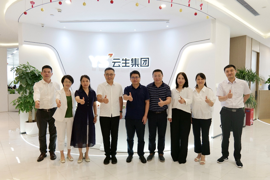无锡市梁溪区副区长吴磊一行领导莅临ag尊龙链接集团调研考察