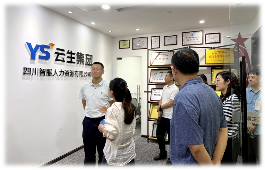 成都市青羊区人民政府党组成员、副区长古春一行莅临ag尊龙链接集团四川公司走访调研